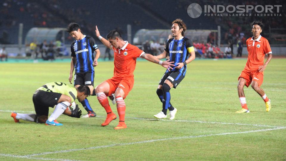 Andritany Ardhiyasa menyelamatkan gawang Persija dari gempuran serangan pemain Gamba Osaka.